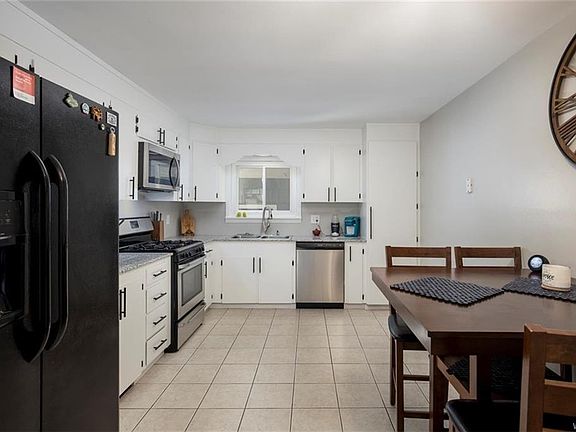 4th image of 592 Wardell Ave