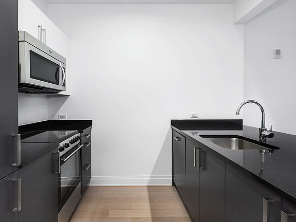 3rd image of 70 Pine St APT 824