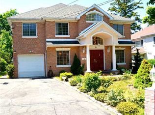 1A Weybridge Rd, Great Neck, NY 11023