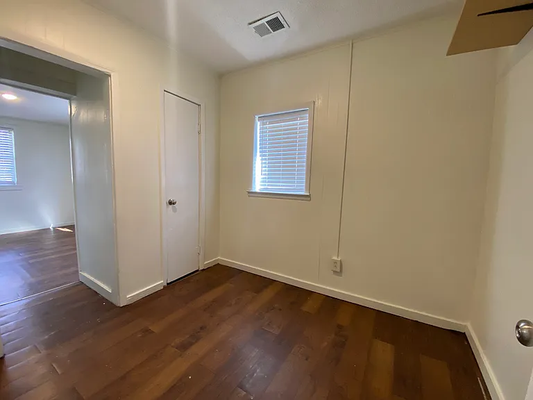 215 Queen Ave — Photo 12