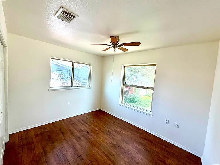 515 Bangor Dr — Photo 6