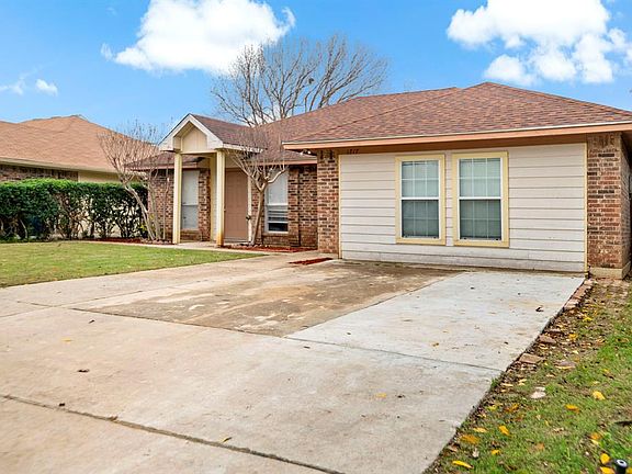 2nd image of 1717 Sherwood Ln