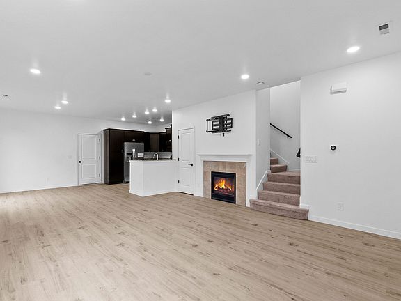 3rd image of 3324 Aurora St NE