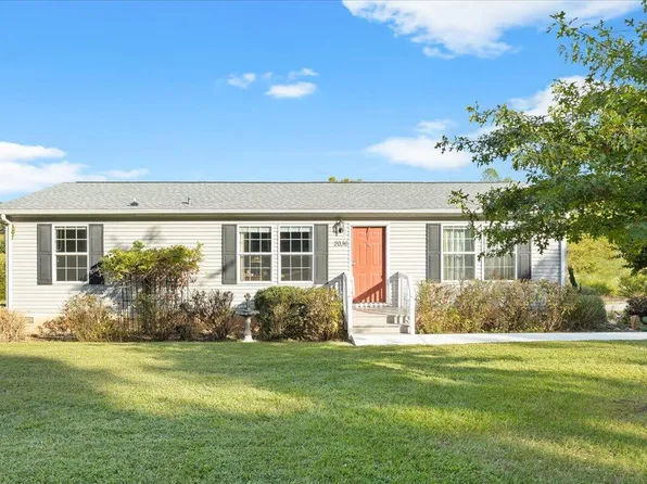 2036 Lone Oak Xing, Huddleston, VA 24104