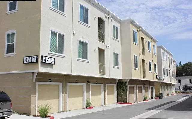 2 bed, 950 sqft, $3,100 — Photo 2