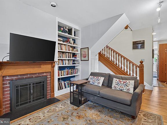 4th image of 229 10th St NE