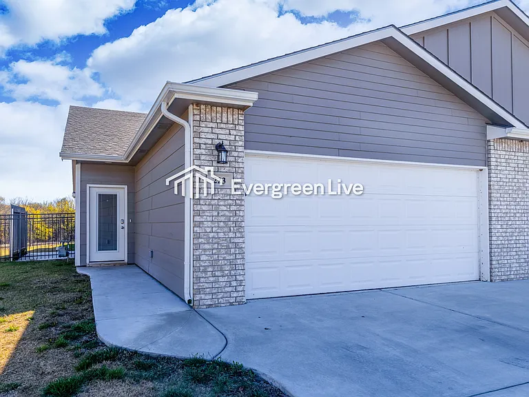 223 E Northern Ct — Photo 3