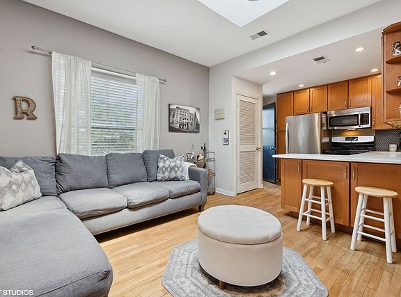 4th image of 2943 N Sheffield Ave APT 3N