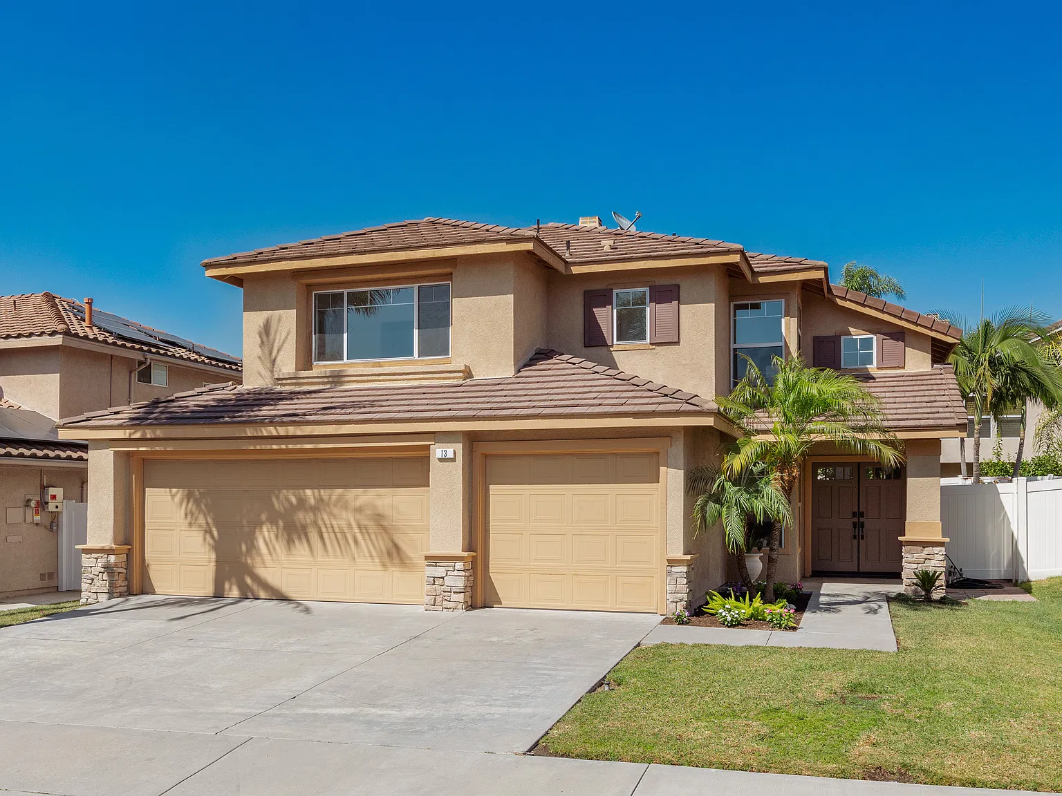 4 bed, 1976 sqft, $5,595 — Photo 1