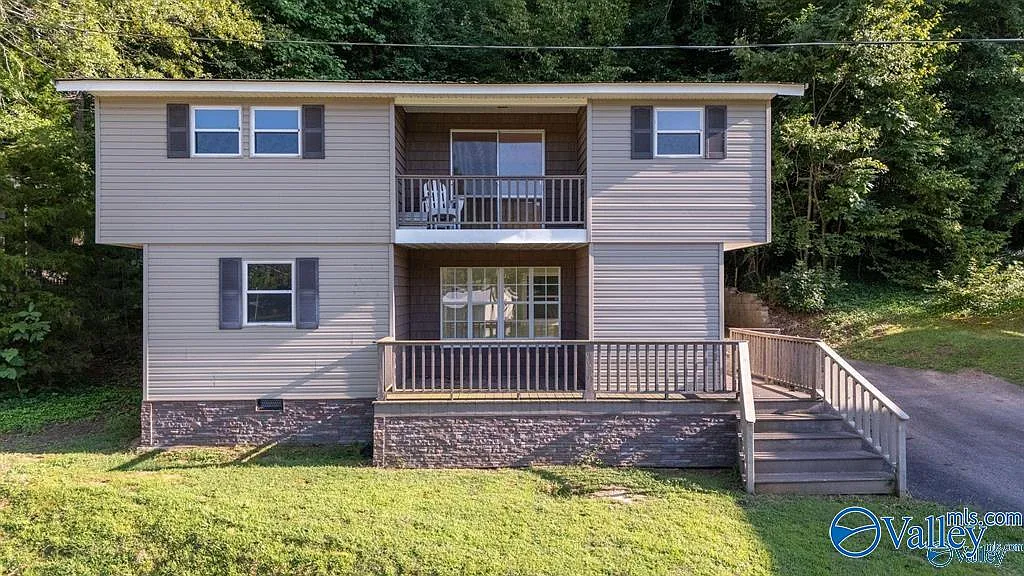 3 bed, 1.0 bath, 2304 sqft, $1,600 — Photo 1