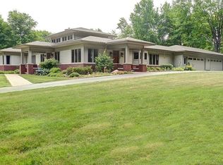 9960 Rosewood Dr, Chardon, OH 44024