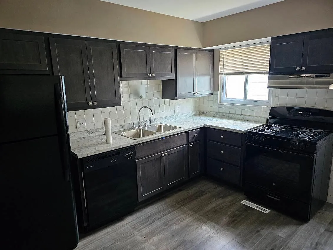 133 Roland Ave — Photo 2
