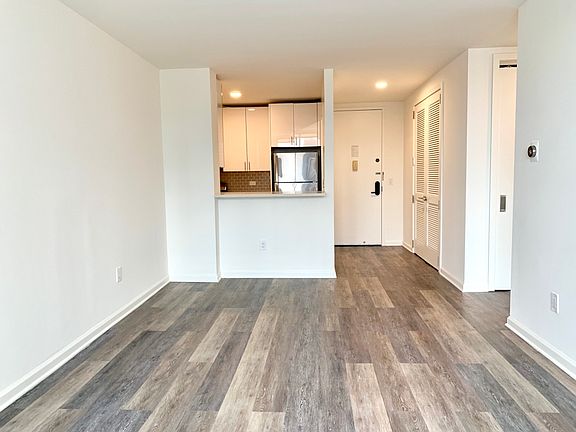 5th image of 520 W 43rd St APT 31J