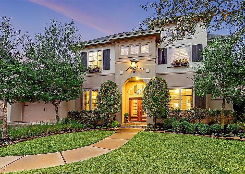 Unbelievable 5 bedroom, 4.5 bathroom home in the gated community of Leyland Shores!