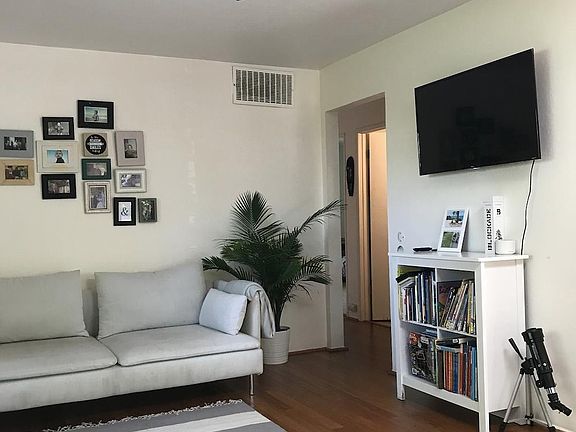 2nd image of 277 Los Angeles Blvd