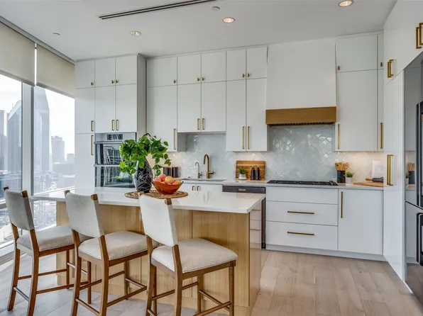 2430 Victory Park Ln APT 2109, Dallas, TX 75219