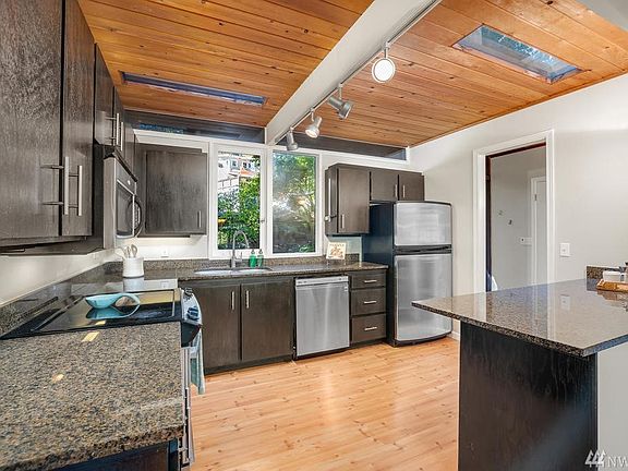 5th image of 2926 NE 178th St