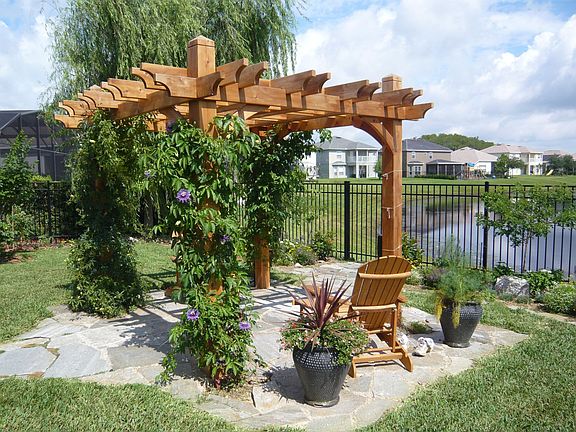 Beautiful Backyard Oasis with Butterflies Galor