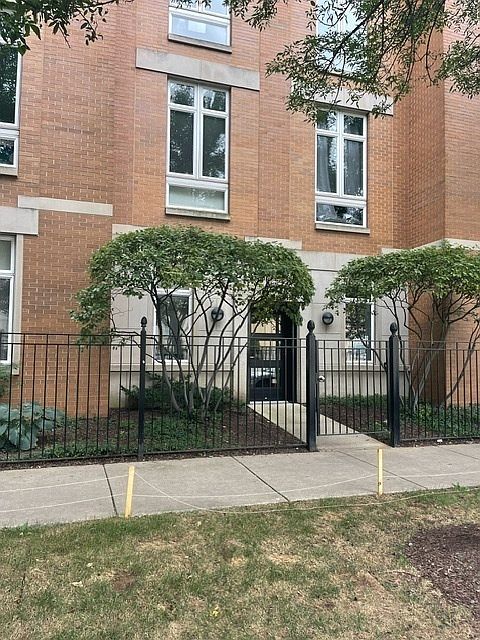 1st image of 1021 W Buena Ave APT 2E