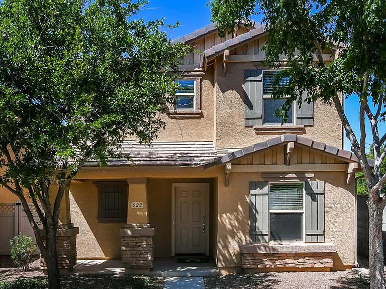 923 S Pheasant Dr — Photo 1