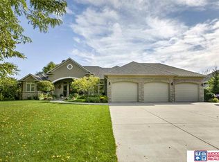 9310 Thornwood Dr, Lincoln, NE 68512