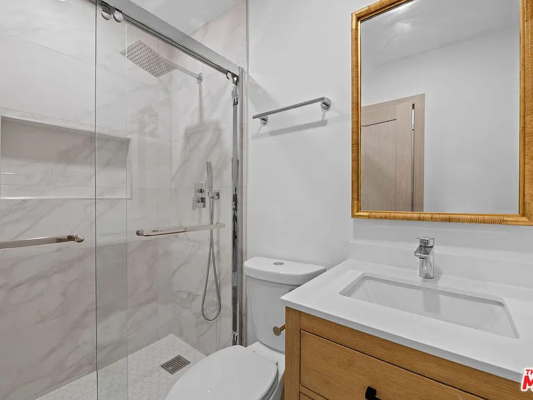 2447 N Beachwood Dr #1 — Photo 14