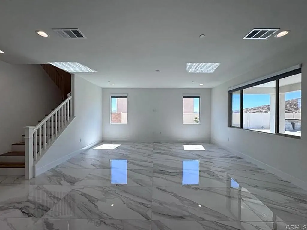 5 bed, 3400 sqft, $3,995 — Photo 3