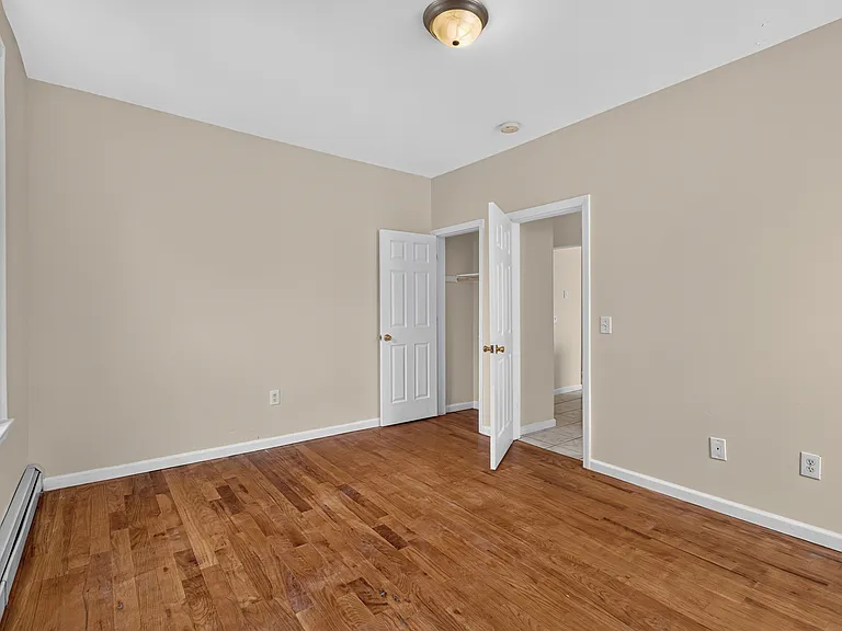 21 Robert Pl #2R — Photo 17