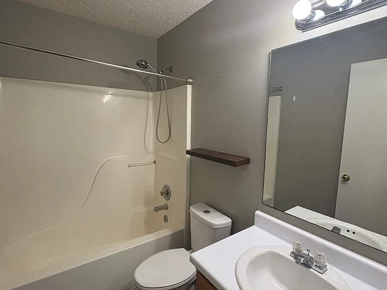 890 Locust Dr — Photo 7