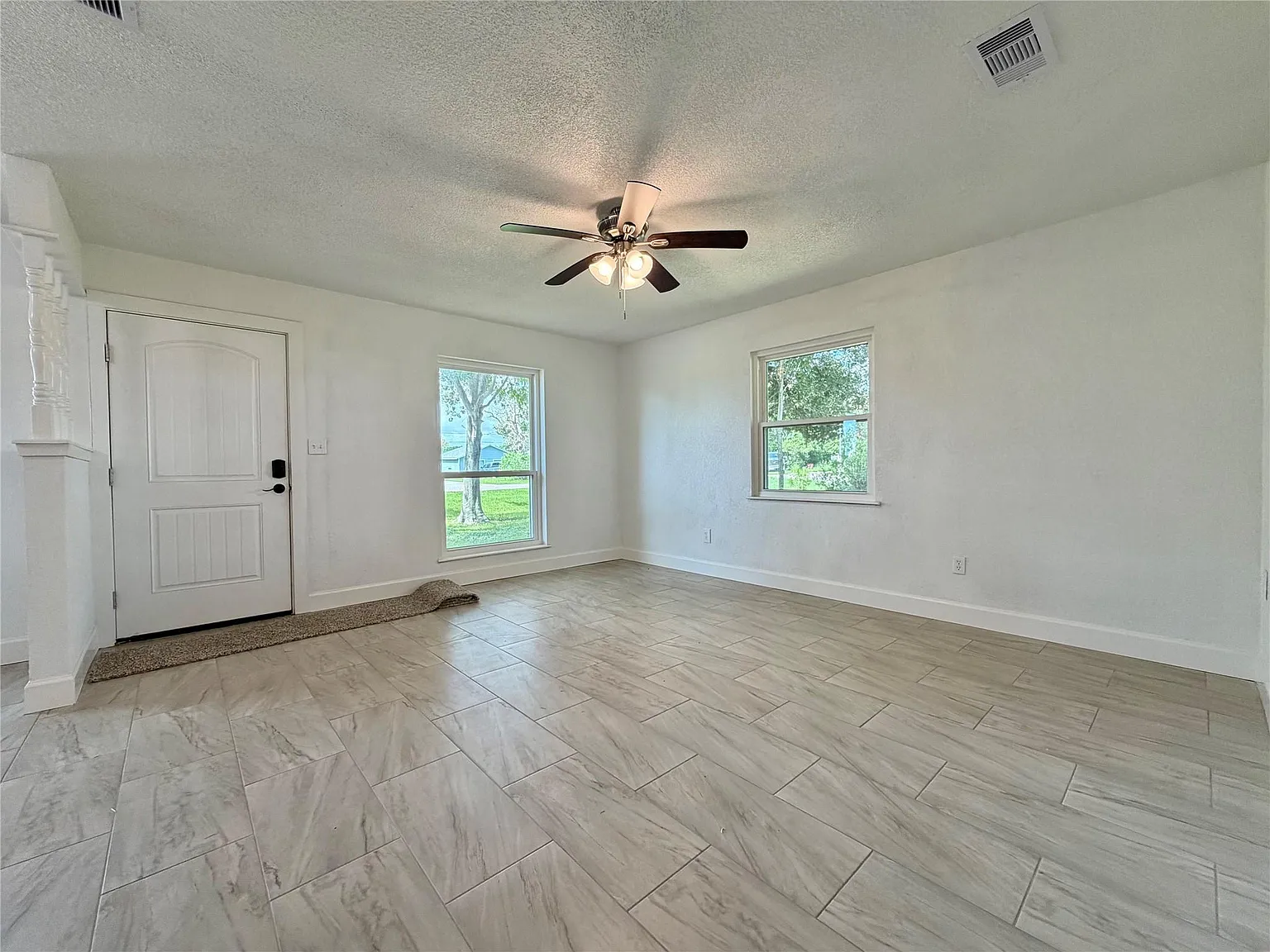 3 bed, 2.0 bath, 1092 sqft, $1,595 — Photo 3
