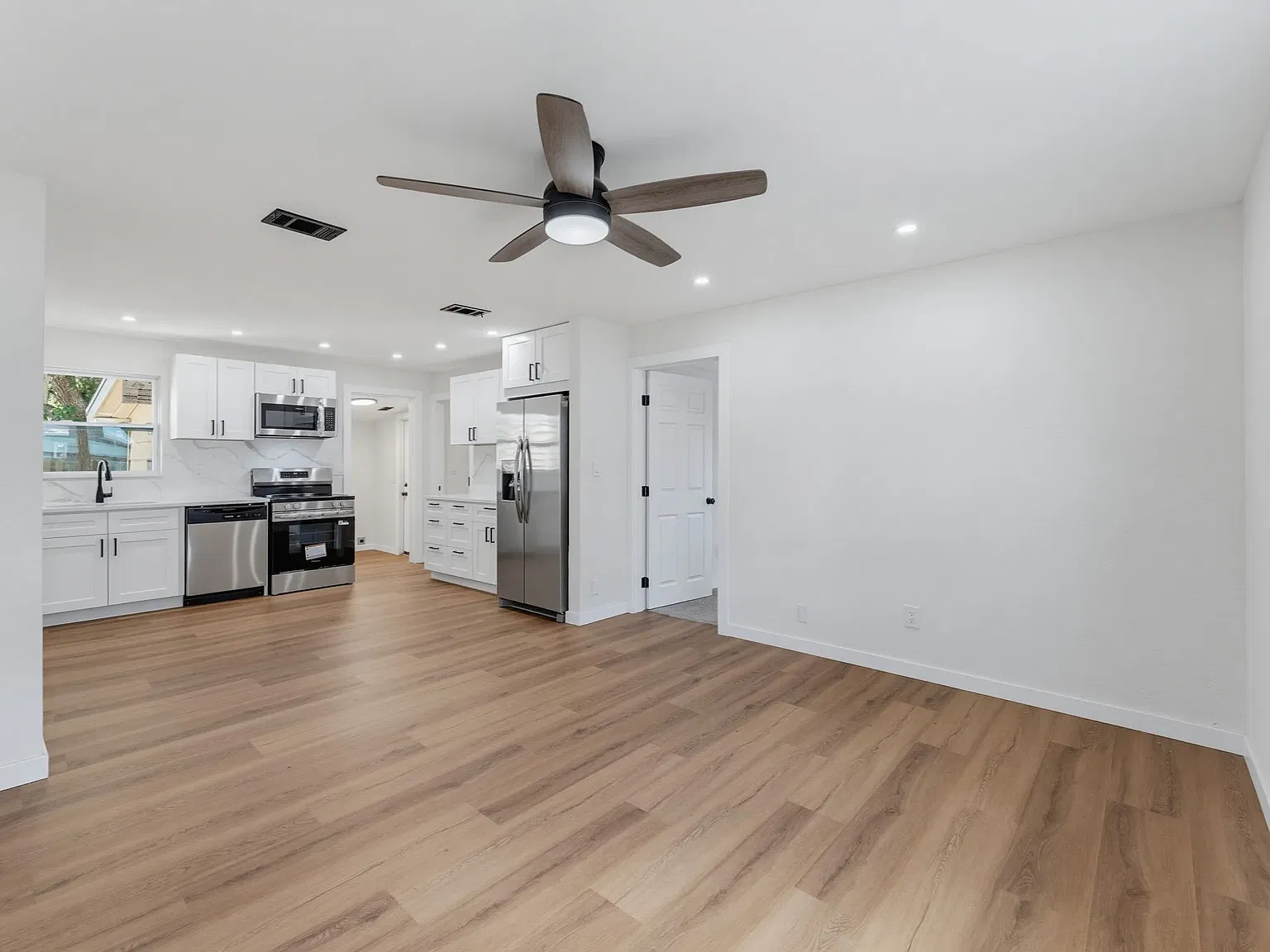 3 bed, 1012 sqft, $2,650 — Photo 2