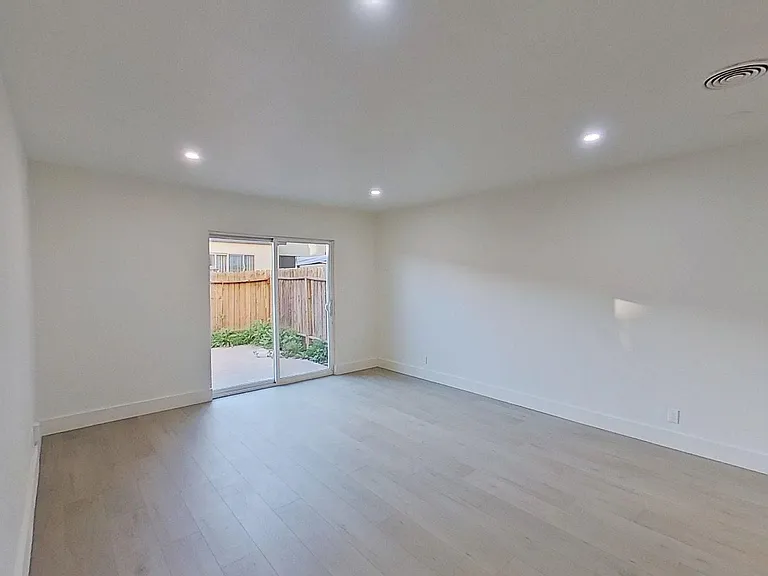 437-443 W Valencia Dr — Photo 45