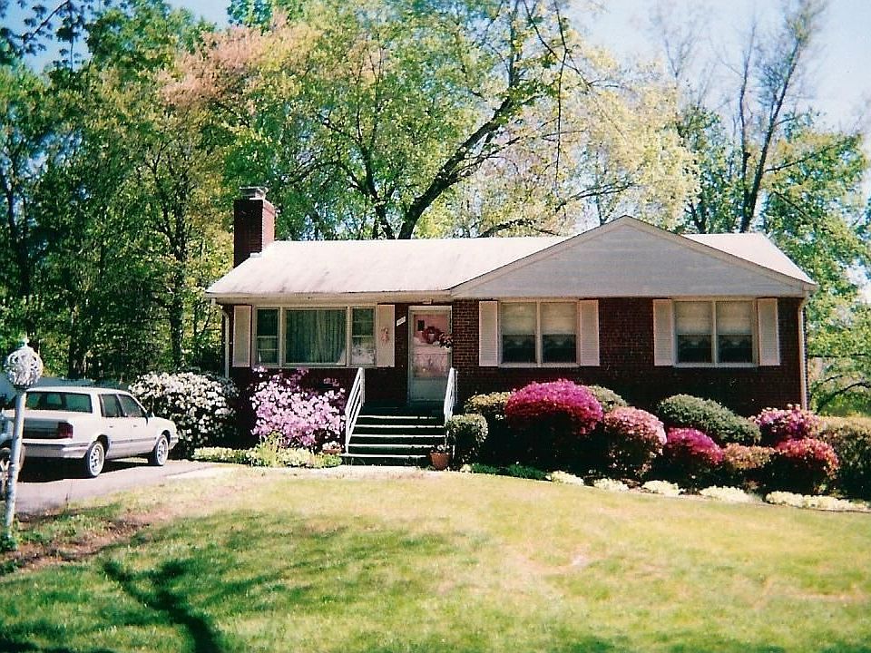 lovely brick rambler w/3 br