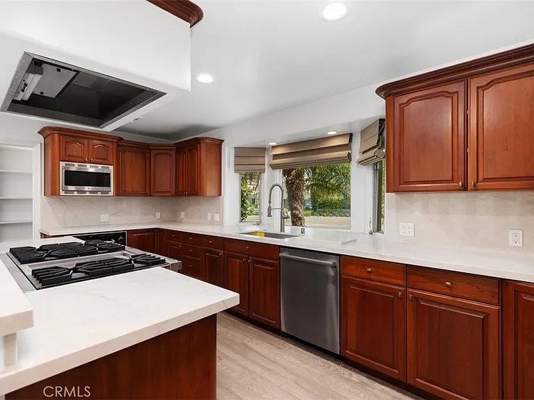 600 Cliff Dr — Photo 16