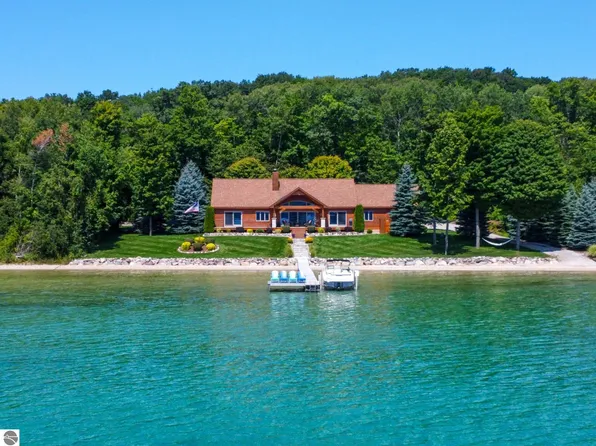 1564 N West Bay Shore Dr, Suttons Bay, MI 49682