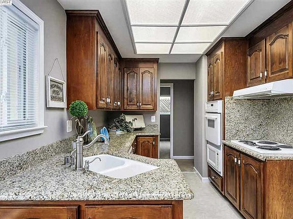 4th image of 6822 Siesta Ct