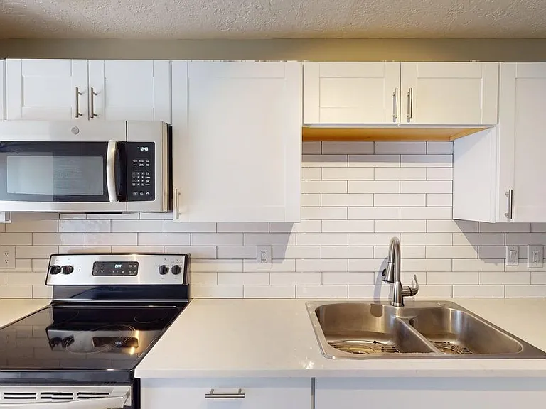 Contemporary, Loaded 2 Bed 2 Bath Apartment on Conchas Park — Photo 24