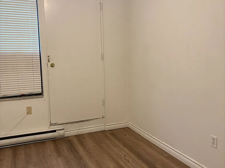 422 Queen St W #UPPER — Photo 2