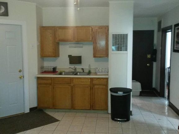 2nd image of 2545 W Ainslie St APT B