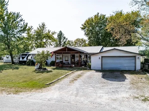 414 Hillside Dr, Thayer, KS 66776