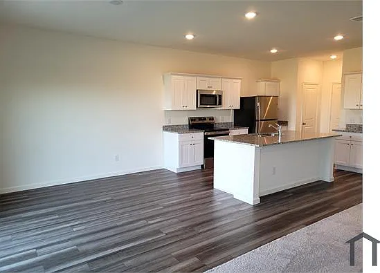 400 Valley View Dr — Photo 4