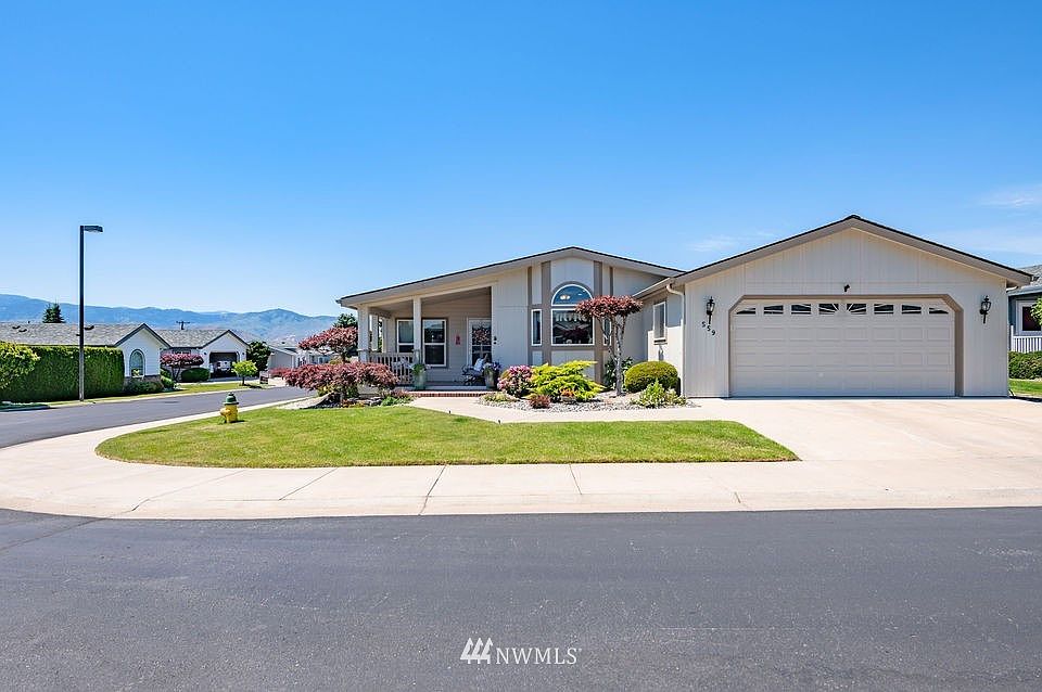 Large Corner Lot>