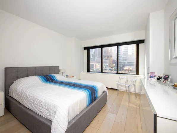 200 East 61st Street image 4 of 10