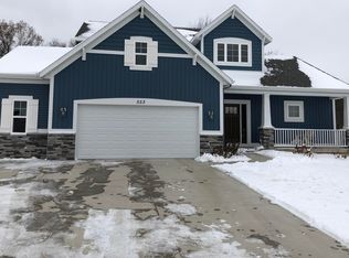 553 Highlander Dr NE, Rockford, MI 49341