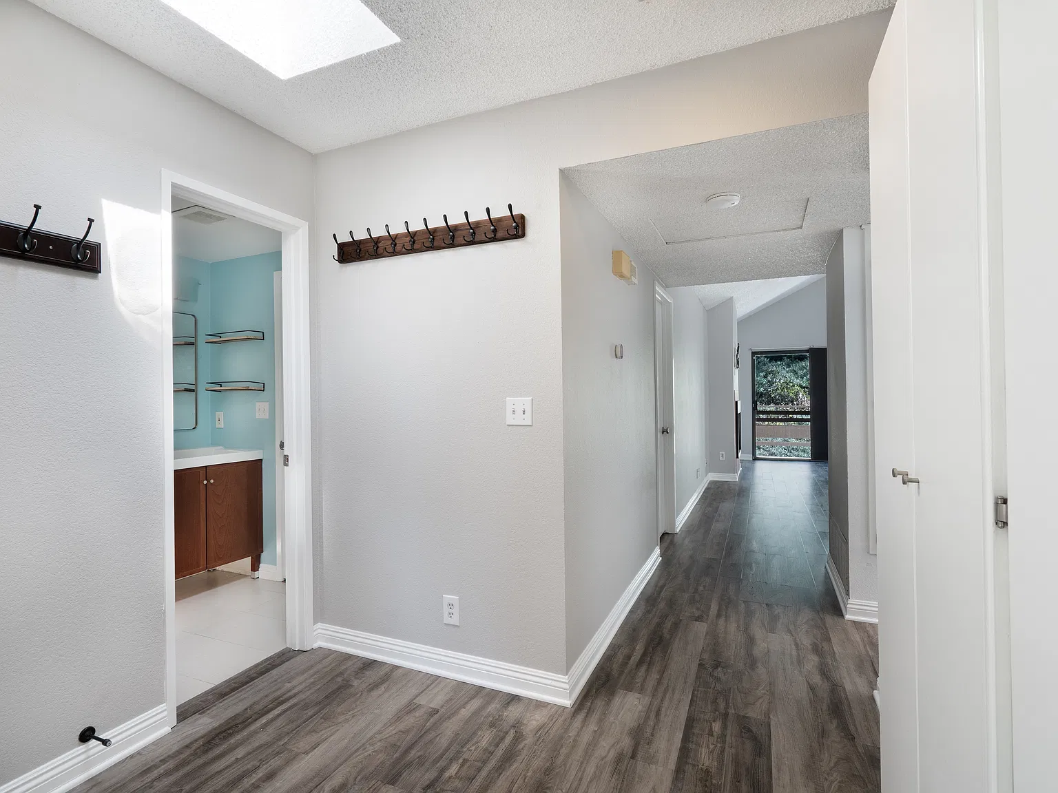 2 bed, 1052 sqft, $3,000 — Photo 2