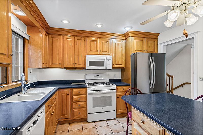 4th image of 8 Lancaster Drive