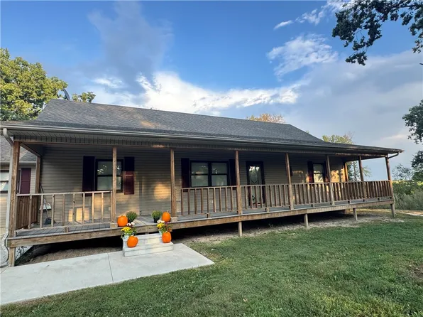 12043 East Rd, Marshall, IL 62441