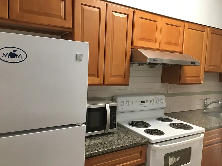 402 S 43rd St #1R — Photo 3