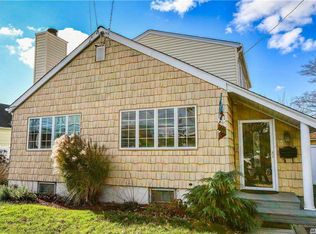 3 Dewey Pl, Bay Shore, NY 11706