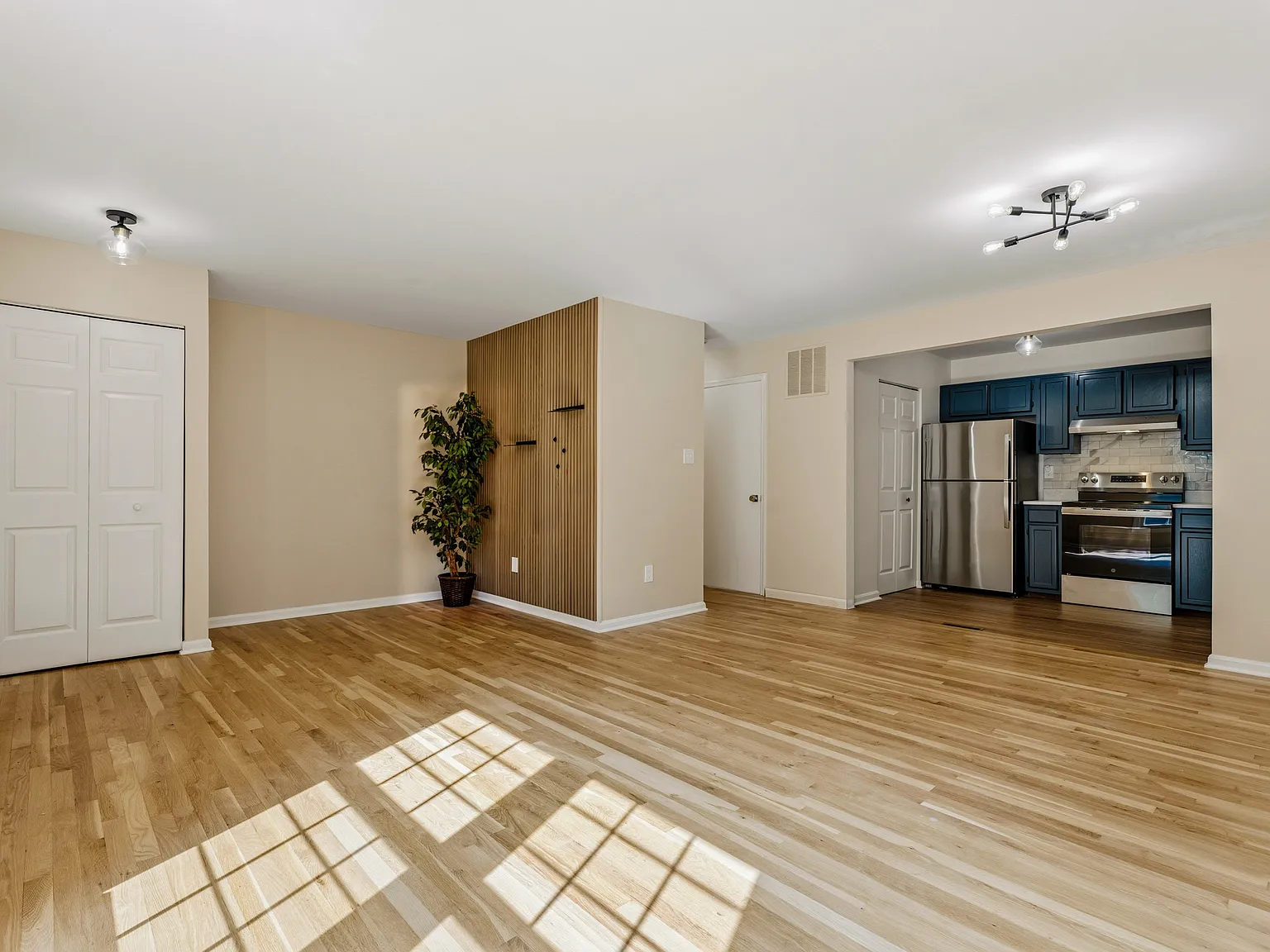 3 bed, 2100 sqft, $3,300 — Photo 3